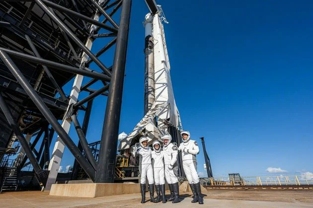 Venjulegt fólk getur einnig tekið geimfarið, SpaceX sent 4 óbreytta borgara ú...